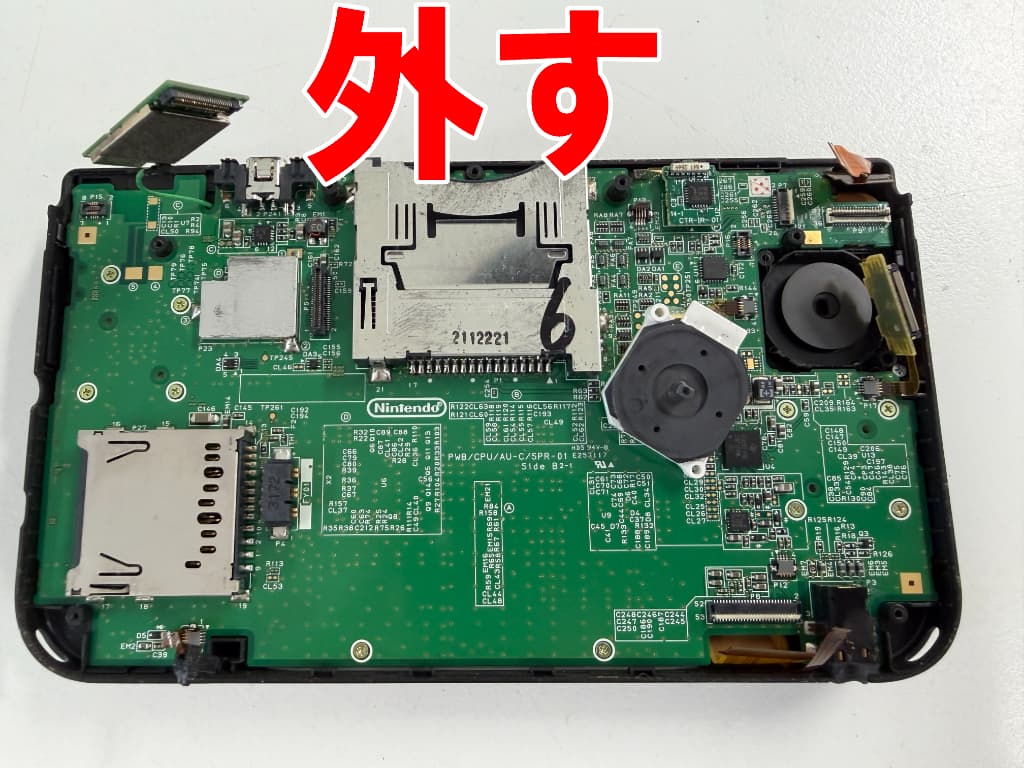 基板から全てケーブル類を引き抜いたAボタン修理中の3DSLL