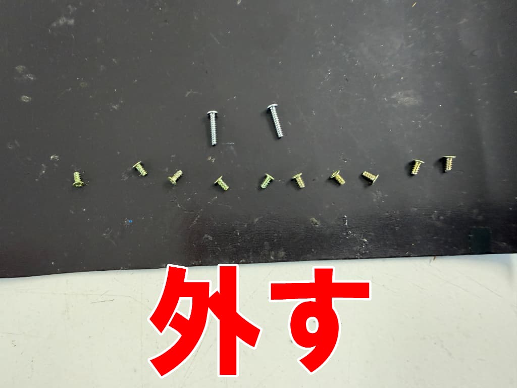 基板を固定したプラスネジを全て取り出したAボタン交換修理中のニンテンドー3DSLL