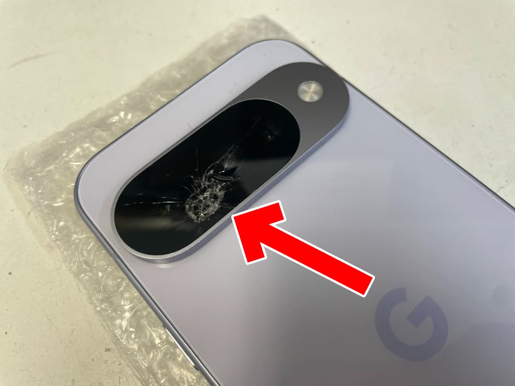リアカメラレンズが粉々に割れているGoogle Pixel10