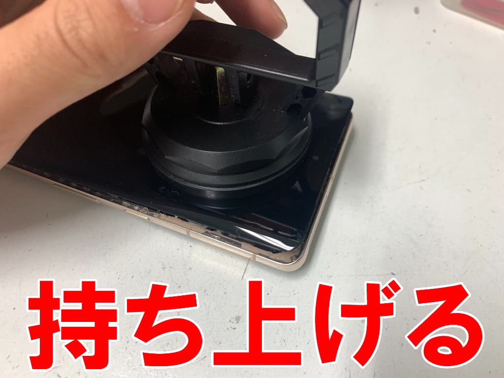 画面パーツを持ち上げて分解しているフロントパネル修理中のPixel7Pro
