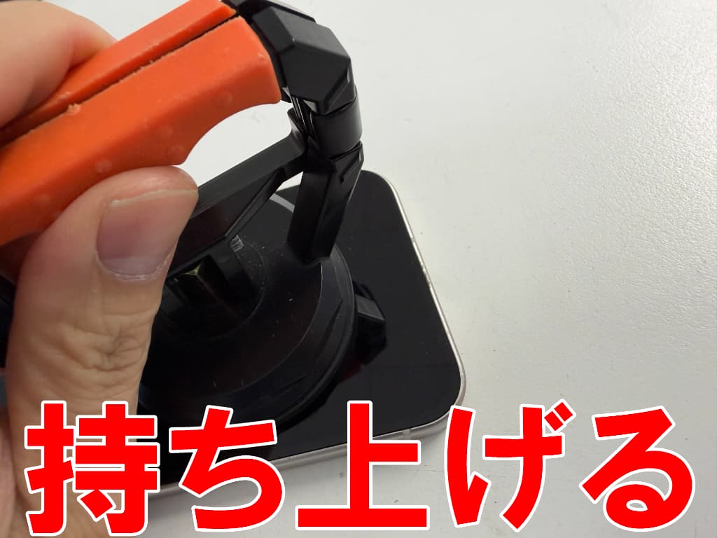 吸盤でフロントパネルを持ち上げている画面修理中のピクセル９