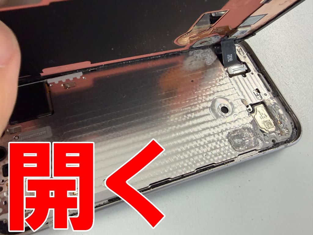 有機ELディスプレイを大きく開いて分解したGoogle Pixel9