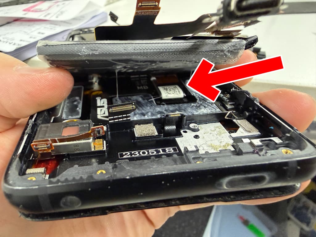 バッテリーの下に画面パーツケーブルが通っているROG Phone7