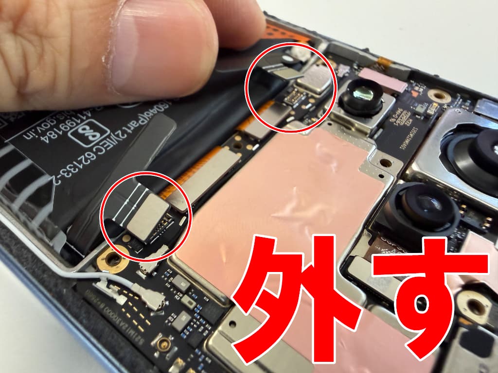 基板からバッテリーコネクタを外した画面修理中のXiaomi 13T