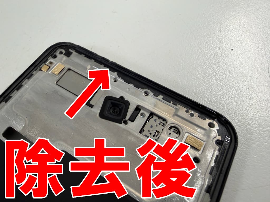 本体フレームに残ったガラスの破片を綺麗に除去した画面交換中のNothing Phone 3aLite
