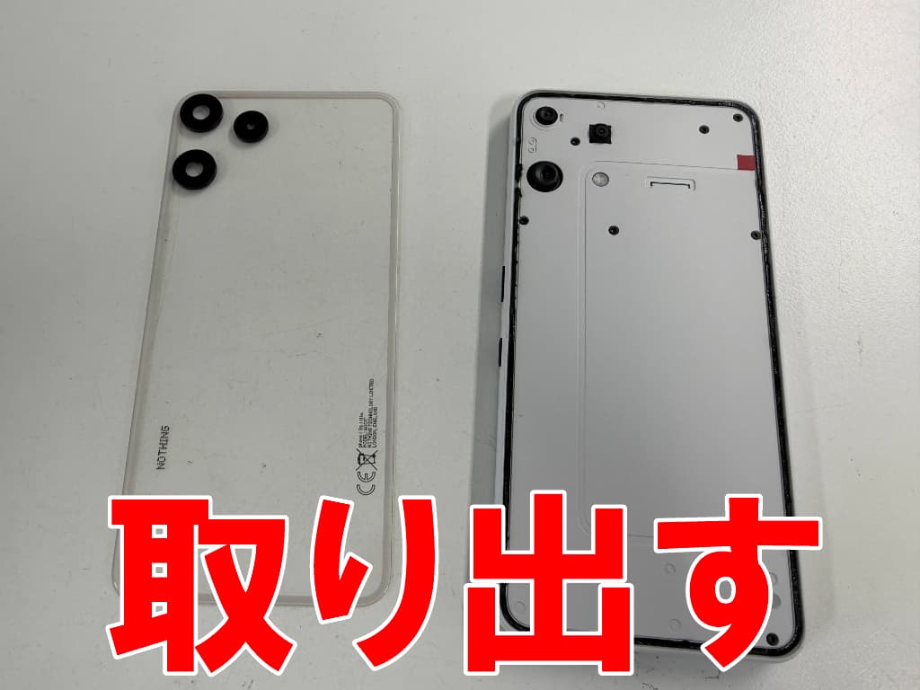 バックパネルを取り出した有機ELディスプレイ交換中のNothing Phone 3a Lite