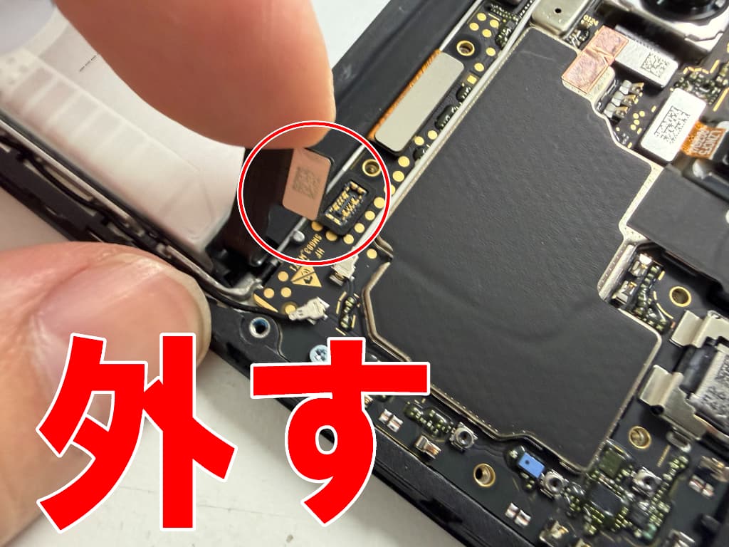基板からバッテリーコネ宇k多を外した画面修理中のNothing Phone3aLite