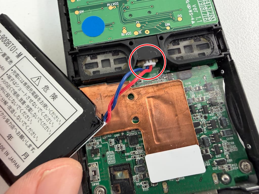 バッテリーコネクタが基板に接続されているTalkMaster Slim
