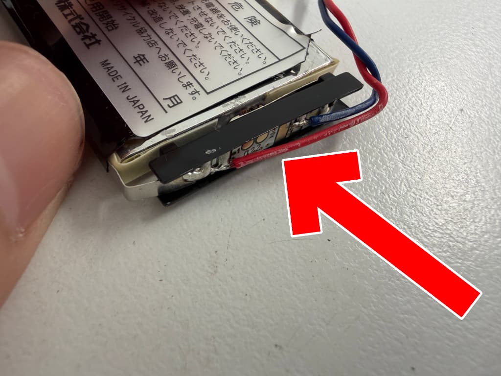 バッテリーのセルを取り出そうとしている電池交換修理中のTalk Master Slim