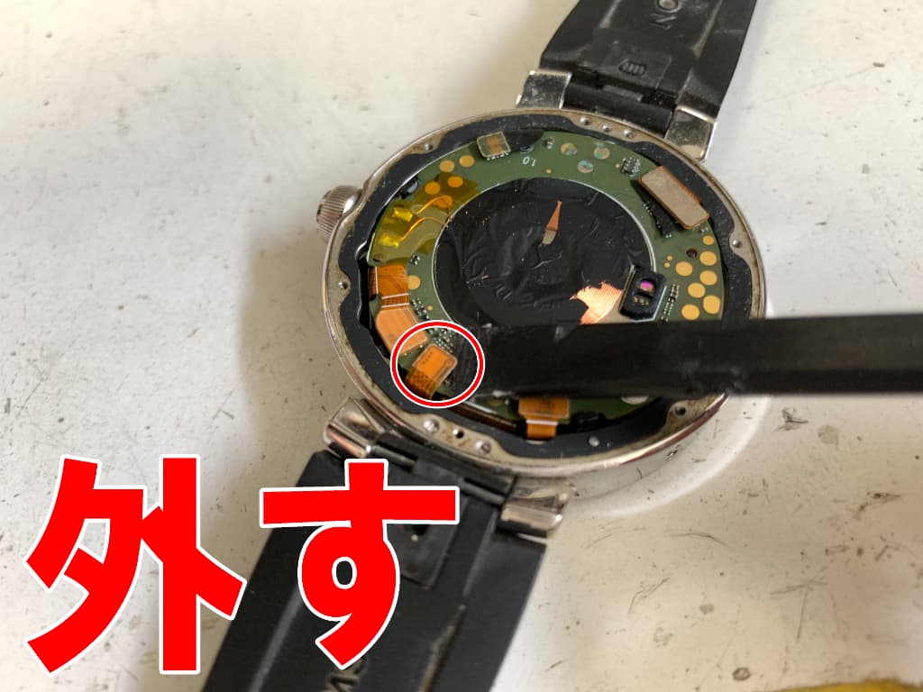 基板からバッテリーコネクタを外したTambour Horizon V2