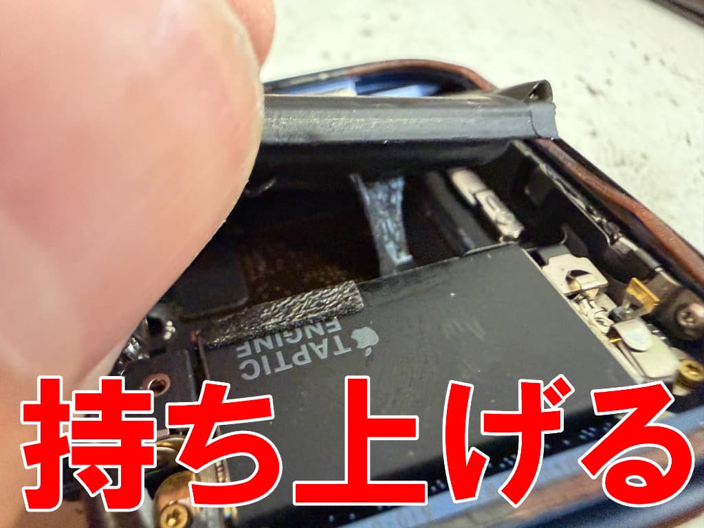 劣化したリチウムイオンバッテリーを本体フレームから剥がして持ち上げているアップル　ウォッチ シリーズ6 44mm