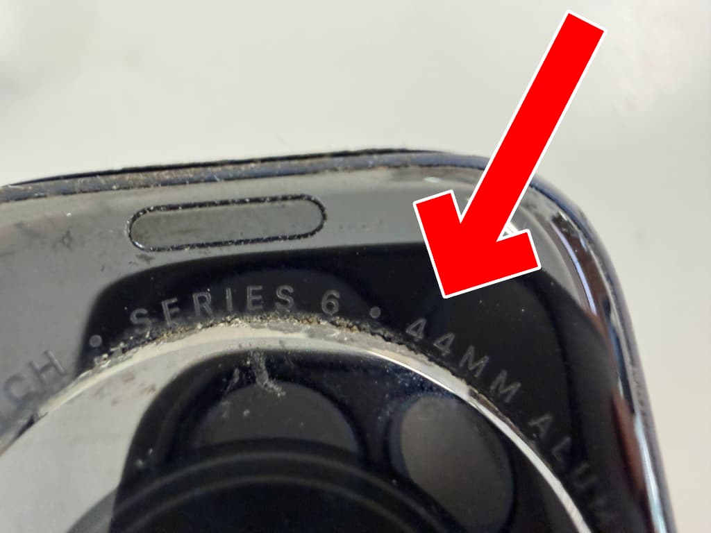 背面パネルに刻印がある画面交換前のApple Watch6 44mm