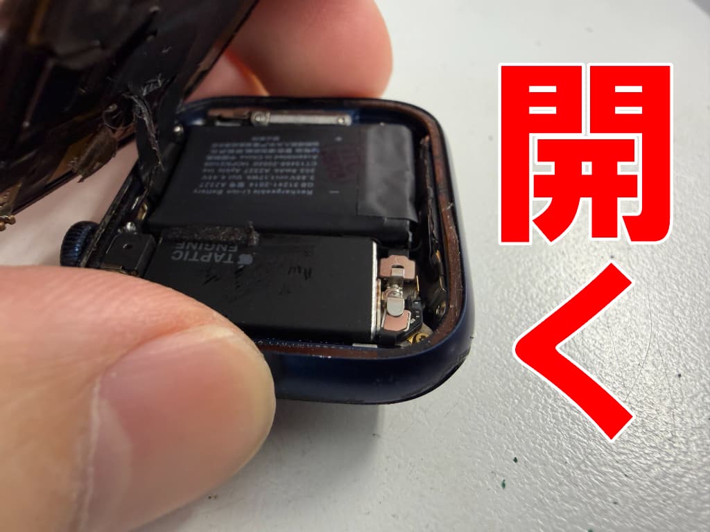 画面パーツを開いて分解した有機ELディスプレイ修理中のApple Watch Series6 44mm