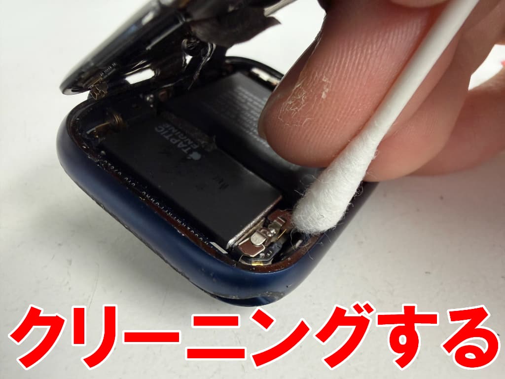本体の縁部分をクリーニングしている画面修理中のアップルウォッチ6 44mm