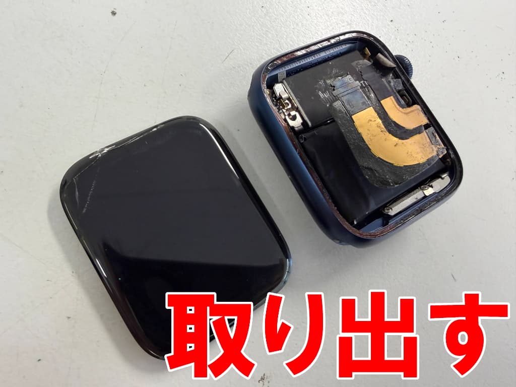 画面パーツを本体フレームから取り出したApple Watch Series6 44mm