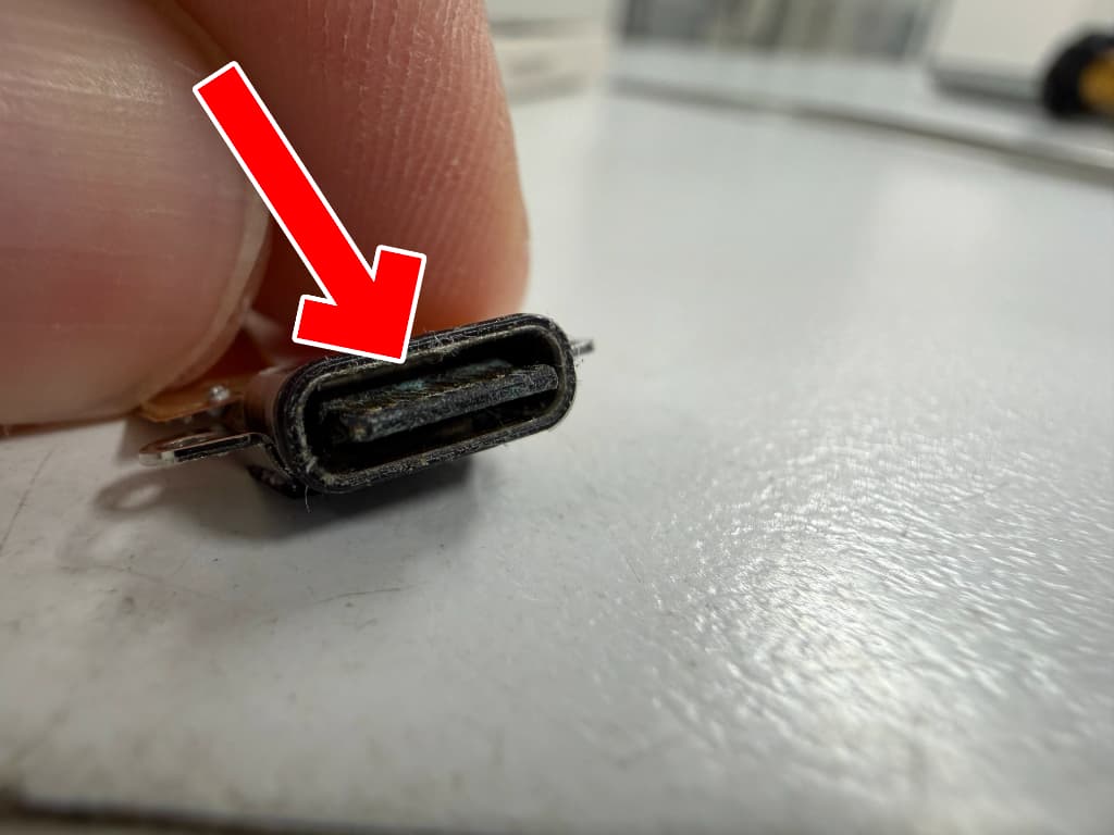 充電口パーツの接点が腐食している水没復旧修理中のAQUOS wish4
