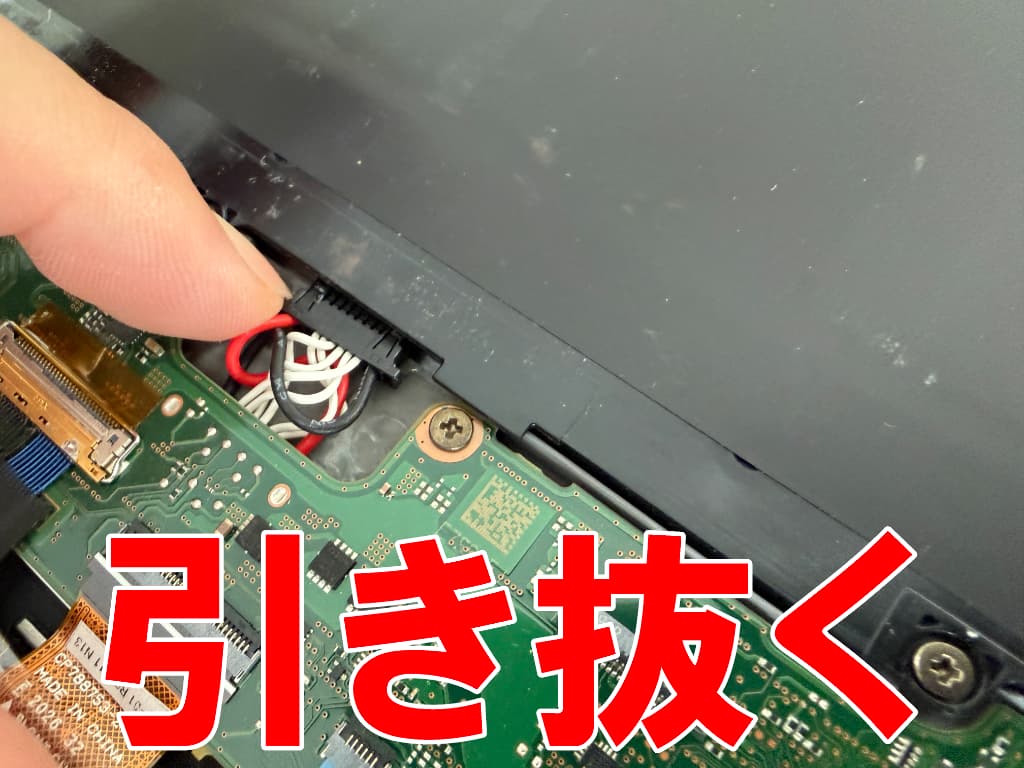 バッテリーコネクタを基板から引き抜いたARROWS Tab Q7310/DB