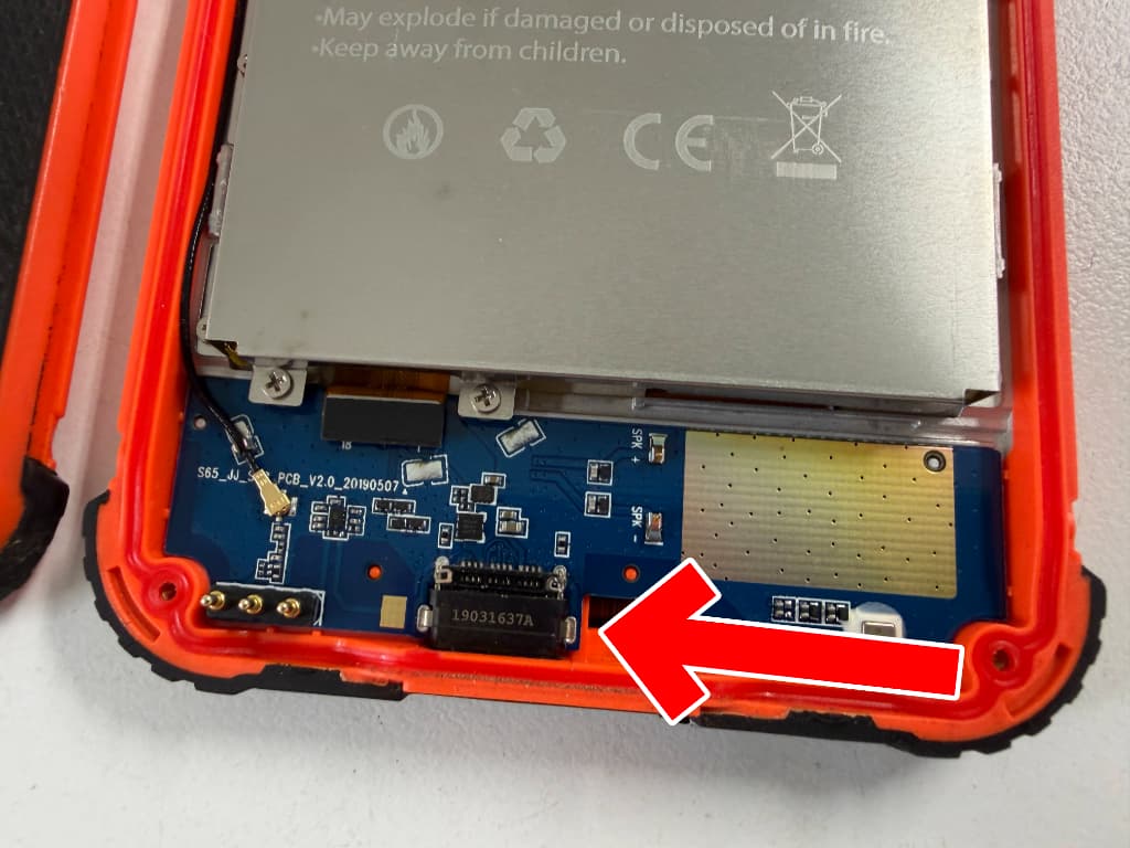 USB充電端子がサブ基板にはんだ付けされているBV9800 Pro