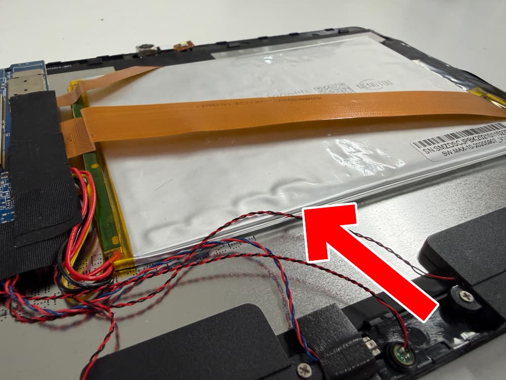 バッテリーに皺が出来ている電池交換前のDragon Touch Max10