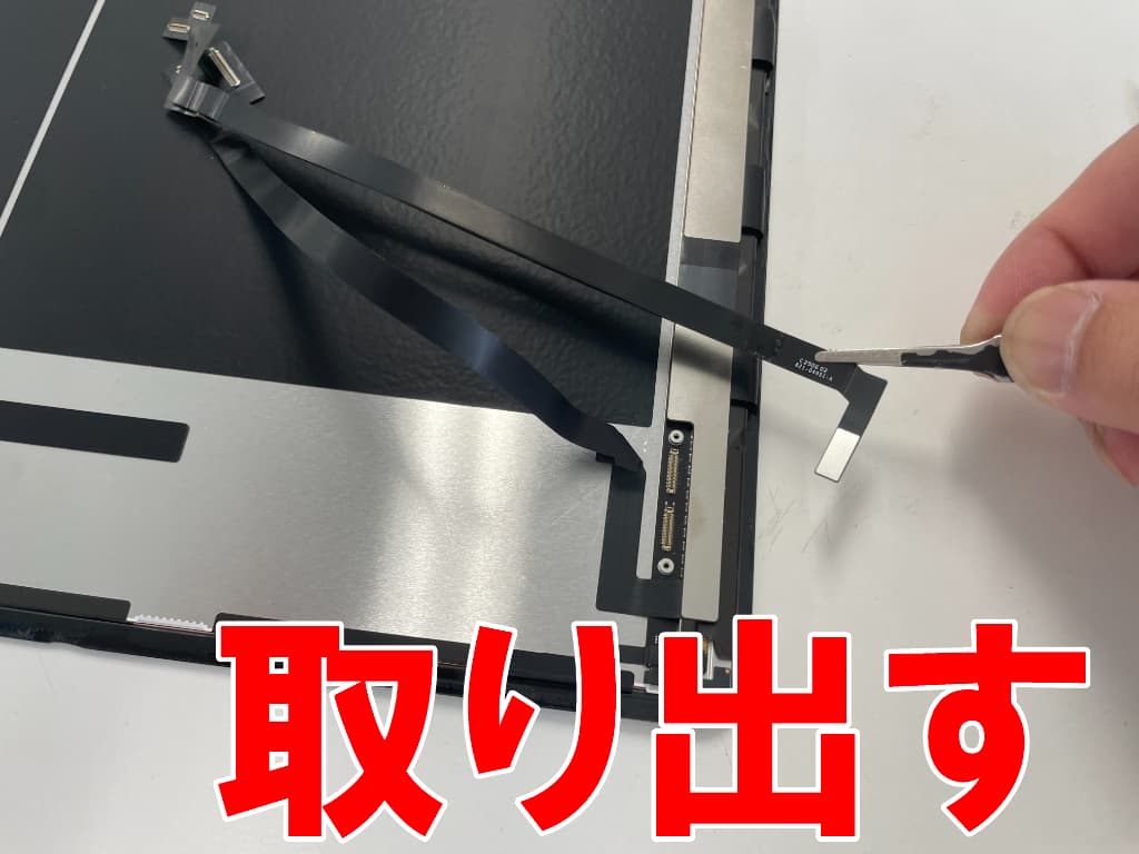 液晶画面と基板を接続するケーブルを取り出したフロントパネル交換中の13インチiPad Air (M3)