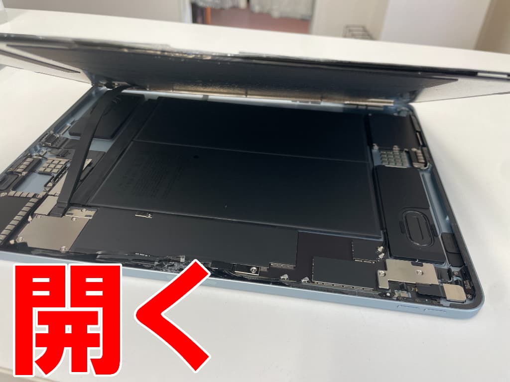破損した液晶画面を持ち上げて分解しているiPad Air 13インチ (M3)