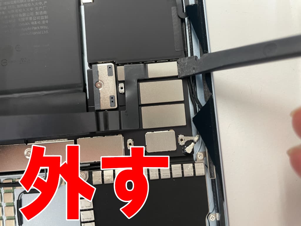 液晶画面のコネクタを外している画面交換中のiPad Air 13インチ M3