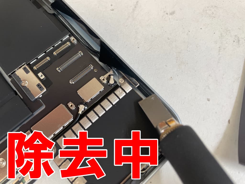 本体フレームに残ったガラスの破片を除去している13inch iPad Air (M3)