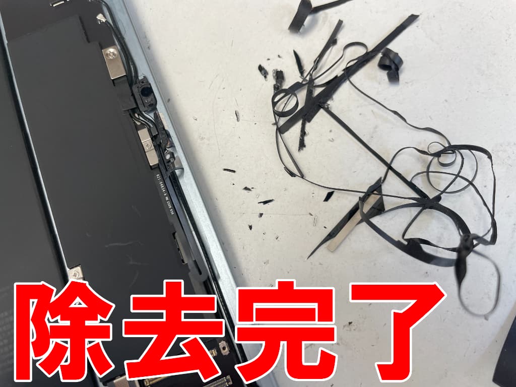 ガラスの破片や粘着を除去した液晶画面修理中の13inch iPadAir(M3)