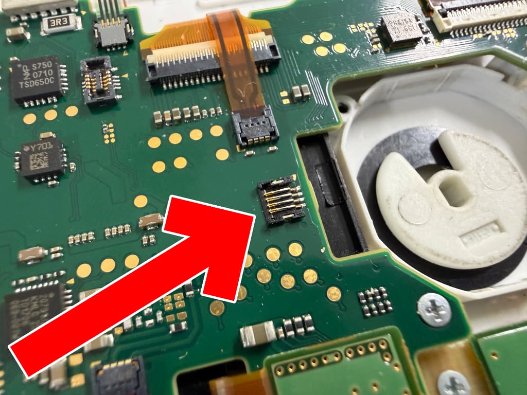 スライドパッドパーツを固定するラッチが破損しているNew3DSLL