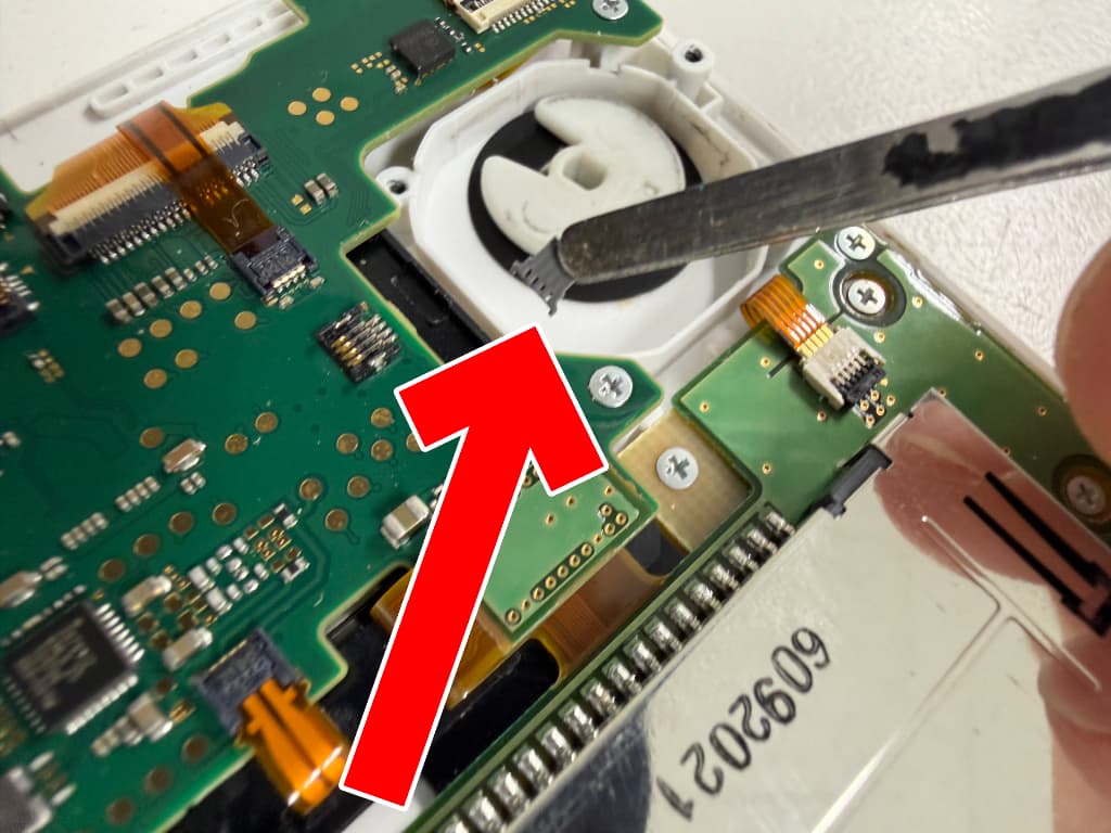 基板にラッチを付けようとしているNewニンテンドー3DSLL
