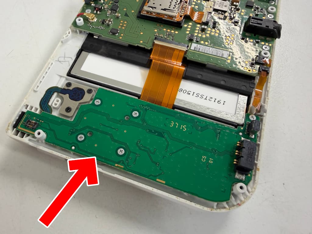 サブ基板の裏側にABXYボタンシールが接着されているNew3DSLL
