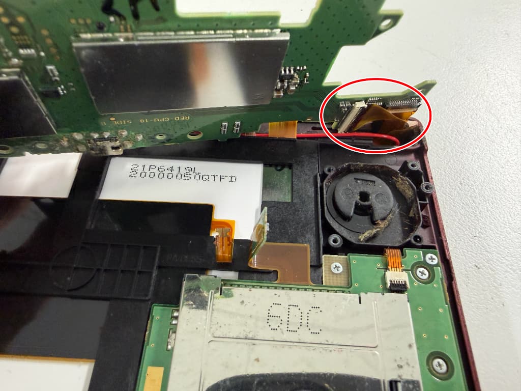 基板の裏にもケーブルが接続されている下液晶修理中のNew3DSLL