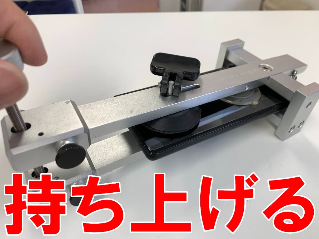 吸盤を使って画面パーツを持ち上げているフロントパネル修理中のピクセル6