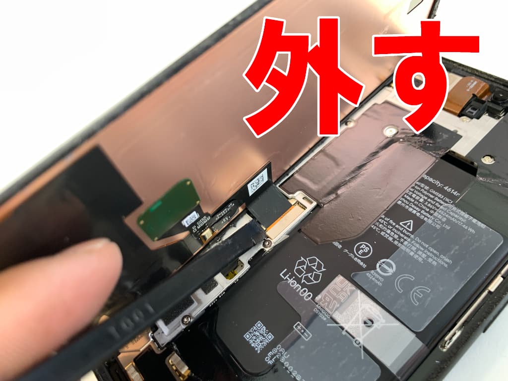 画面パーツコネクタを基板から外したGoogle Pixel6