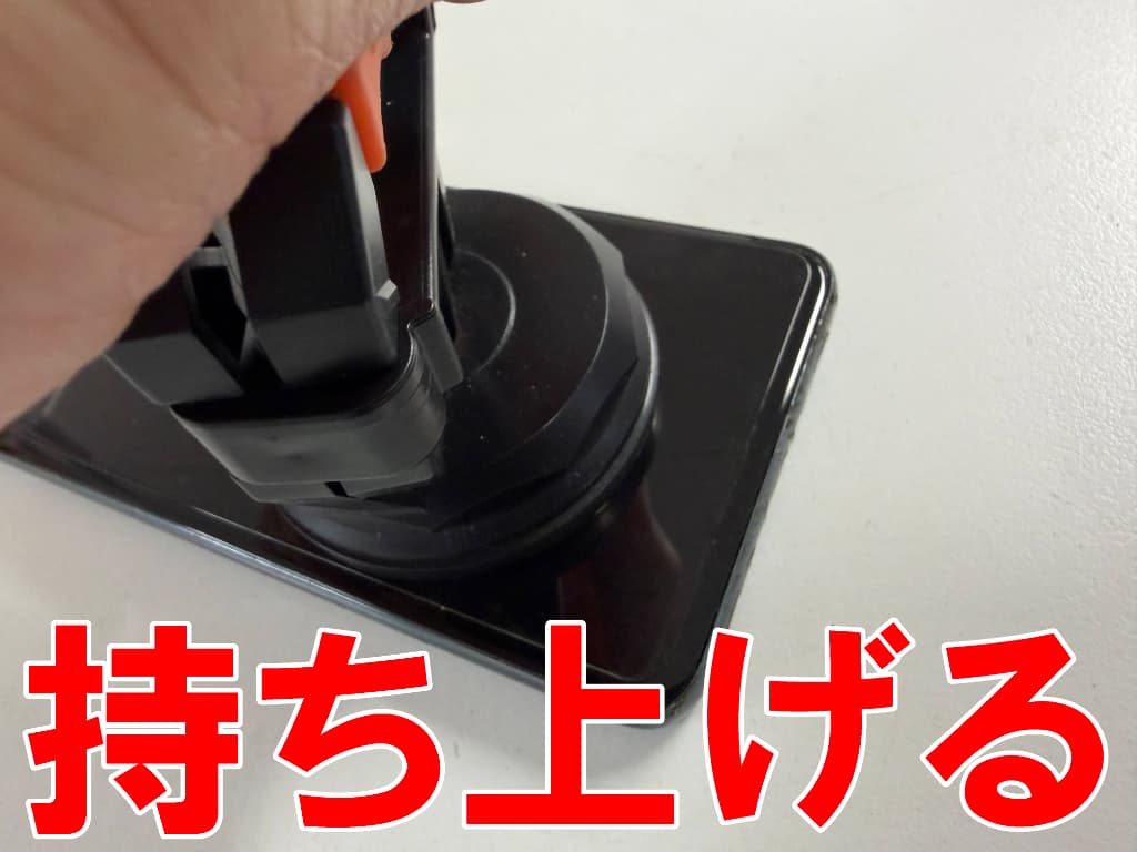 フロントパネルを持ち上げているピクセル8プロ