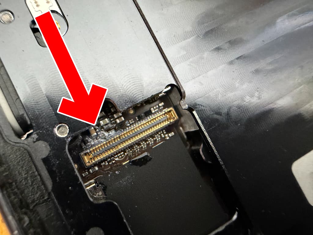 基板の一部が腐食している水没したPixel9