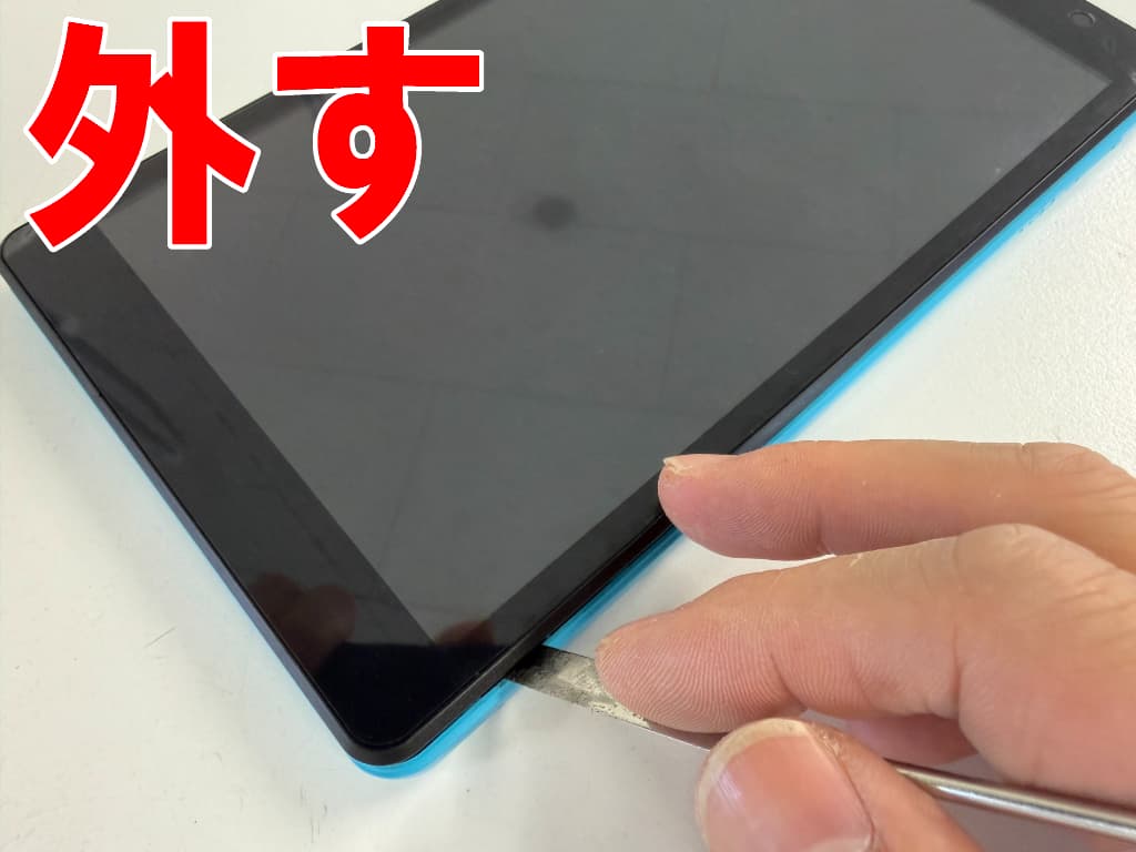 外装のツメを外している電池交換修理中のTECLAST P80T