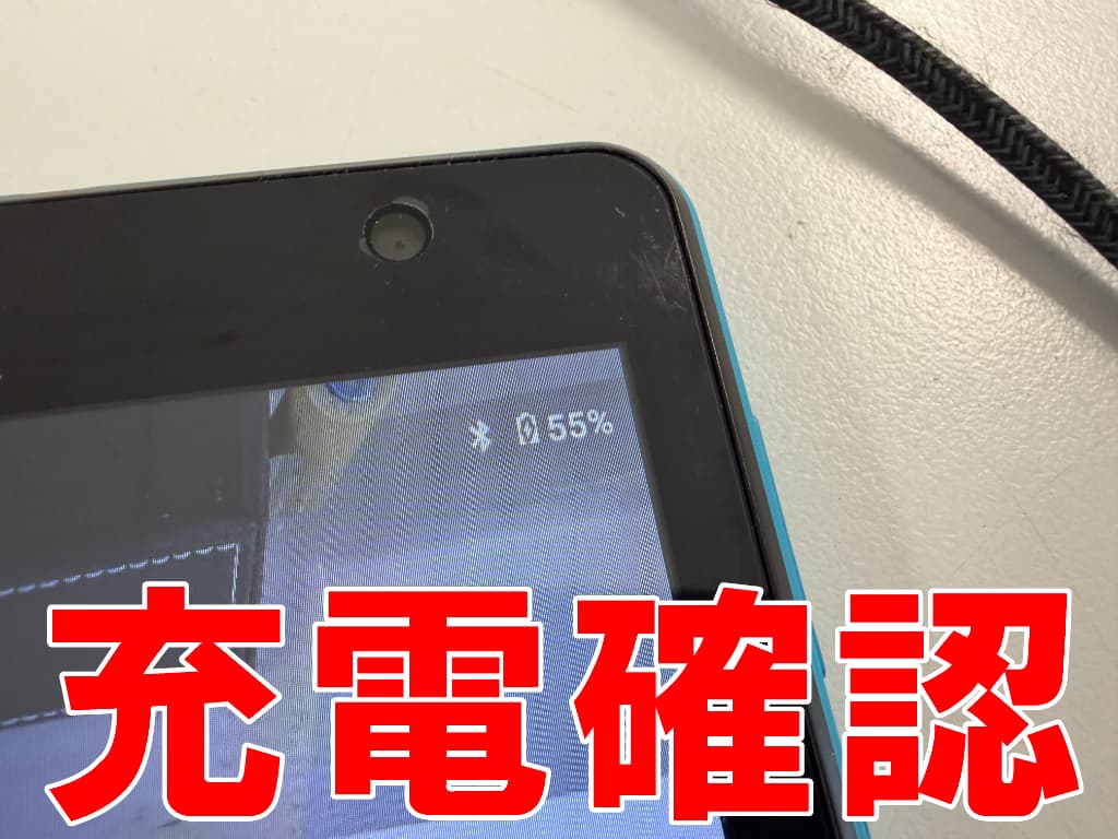 電池パック交換修理後に充電確認を行っているTECLAST P80T
