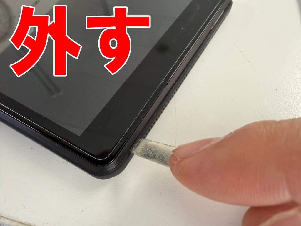 背面パネルのツメを外している電池交換修理中のUAUU T30 Pro