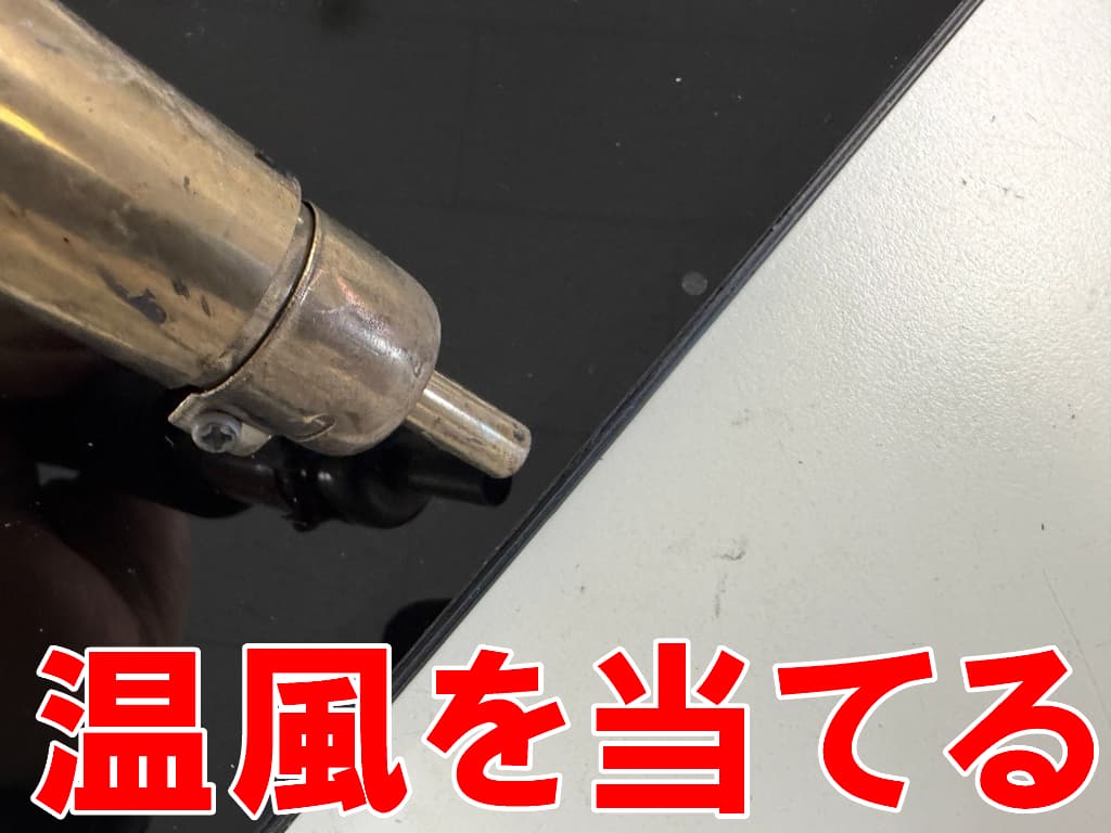 画面に温風を当てている充電器挿し込み口交換修理中のAGM PAD P1