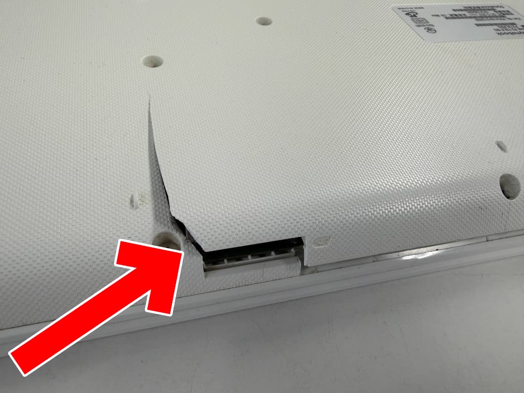 バッテリー膨張により背面パネルが浮いて割れているdynabook T8