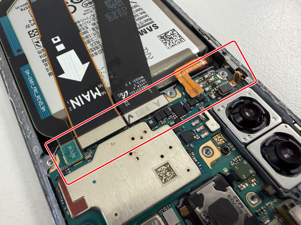 基板上のケーブルを外そうとしているサイドボタン修理中のGalaxyS20
