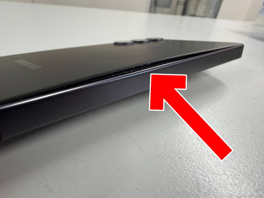 バッテリー膨張によりバックパネルが浮いて隙間が出来ているGalaxy S24