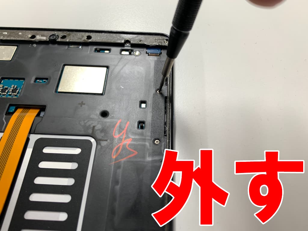 本体フレームを固定したネジを外しているバッテリー交換中のGalaxy Tab A 10.1 (2019)