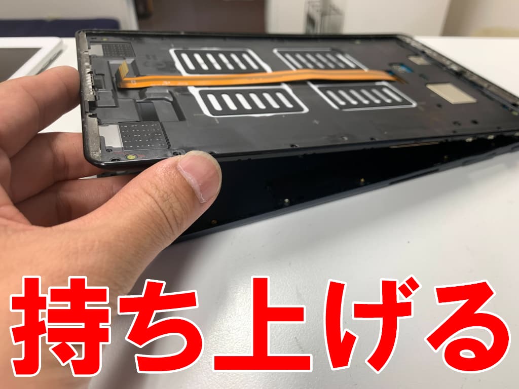 本体フレームを持ち上げているGalaxy Tab A 10.1 (2019)(SM-T510)