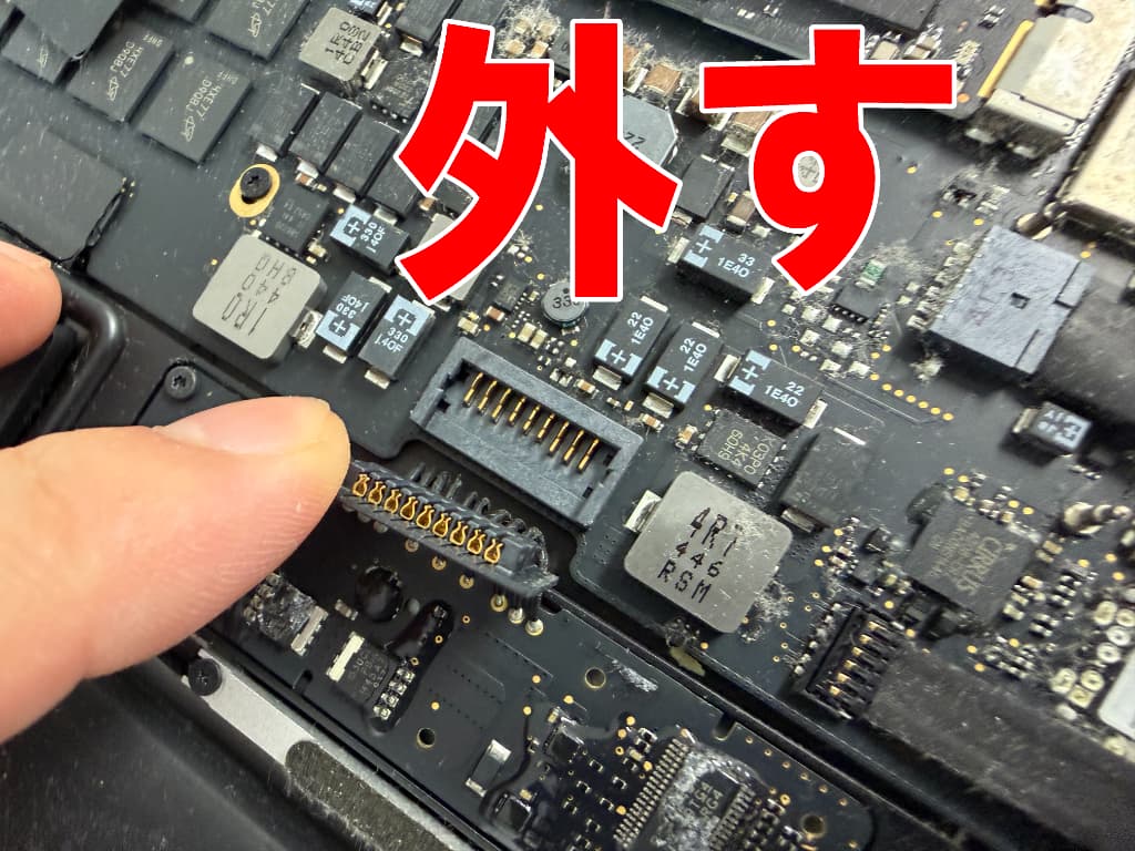 基板からバッテリーコネクタを外したMacBook Pro(13インチ 2015年)