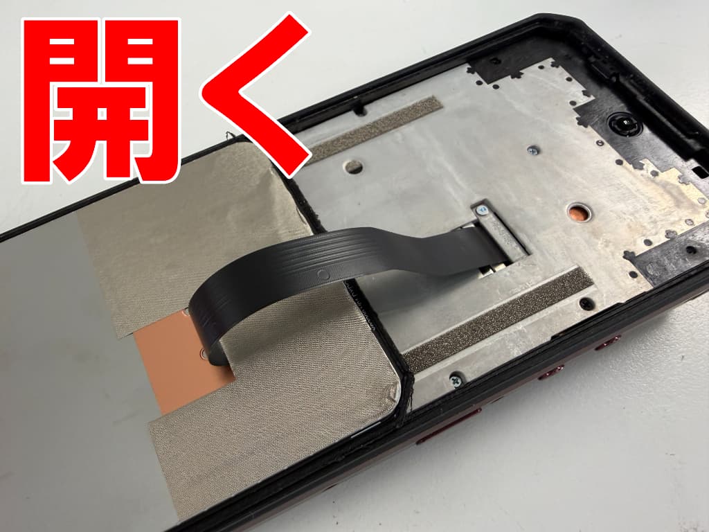 画面を大きく開いて分解した液晶交換中のOUKITEL WP300