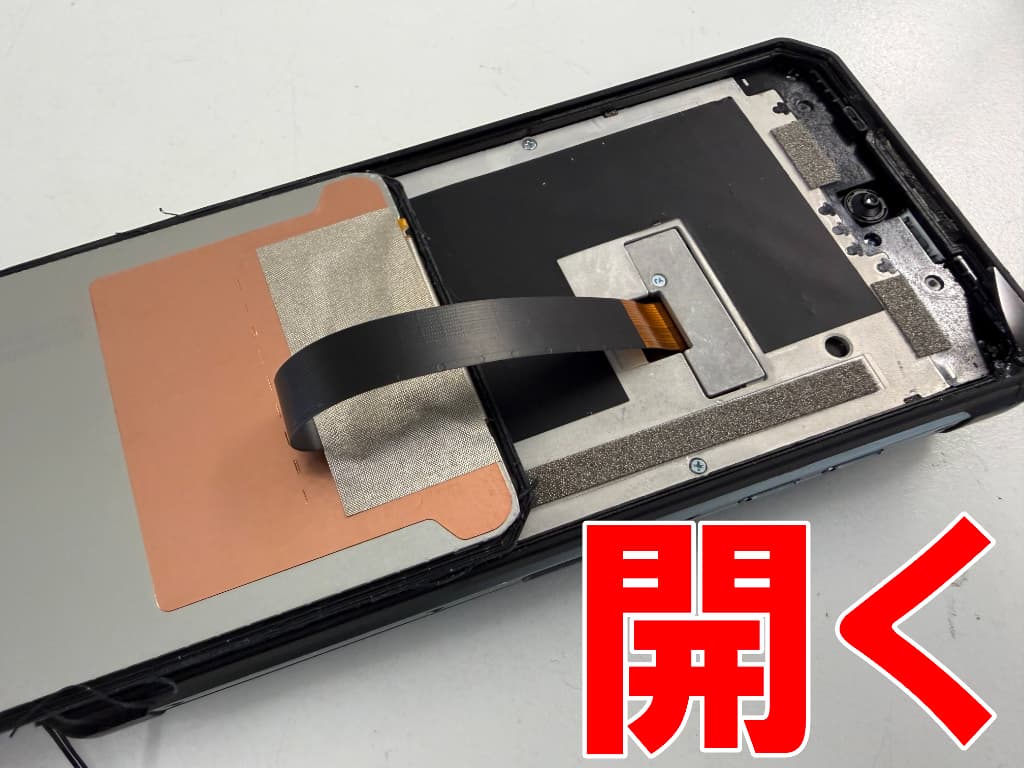 本体フレームから画面パーツを剥がして分解した画面修理中のWP21Ultra