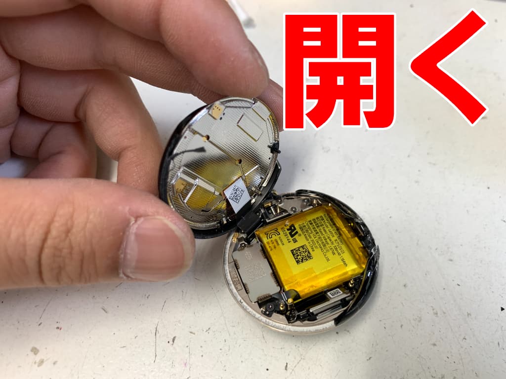 割れた画面パーツを開いて分解したPixel Watch2