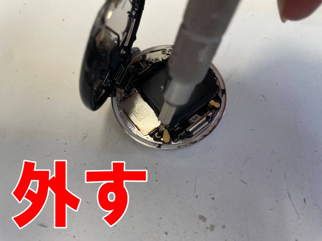 本体内部のネジを外している画面交換中のPixel Watch3 41mm
